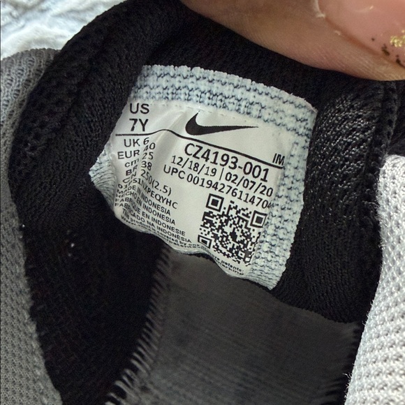 Nike Air Max Invigor Black and Gray Sneakers - Picture 7 of 7